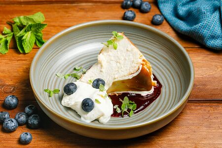 Баскский чизкейк с чёрной смородиной