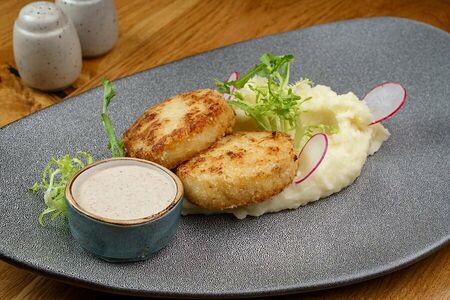 Котлеты рыбные с картофельным пюре и трюфельным соусом