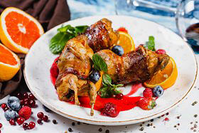 Перепелки под соусом из лесных ягод