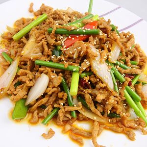 Жареная свинина со стрелками чеснока острая