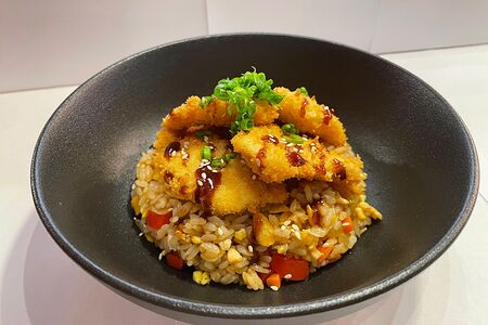 Рис с курицей, овощами и яйцом в Соевом соусе