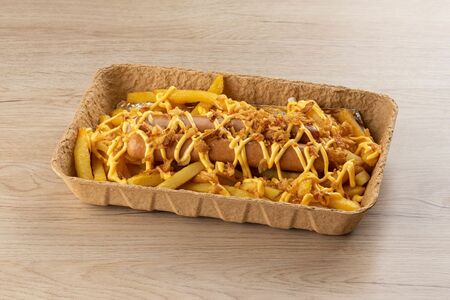 Картофель с колбасками под сырным соусом