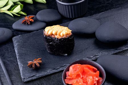 Гункан с лососем спайси