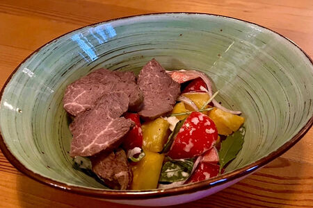 Салат с ростбифом и страчателлой