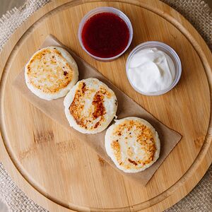 Сырники с клубничным топпингом и сметаной