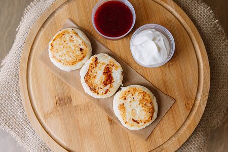 Сырники с клубничным топпингом и сметаной