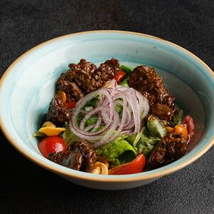 Теплый салат с куриной печенью и маринованными опятами