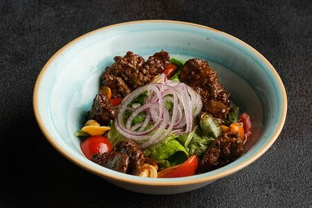 Теплый салат с куриной печенью и маринованными опятами