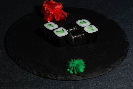 Маки ролл с огурцом