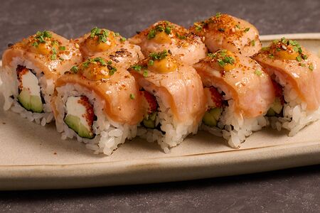 Ролл с обжаренным лососем сайке мисо