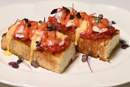 Тост с крабом и узбекскими томатами