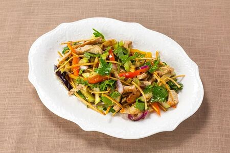 Гриль салат с овощами и индейкой