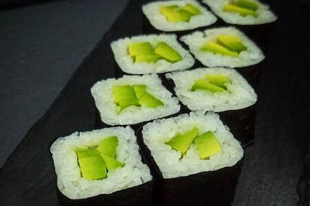 Ролл с авокадо