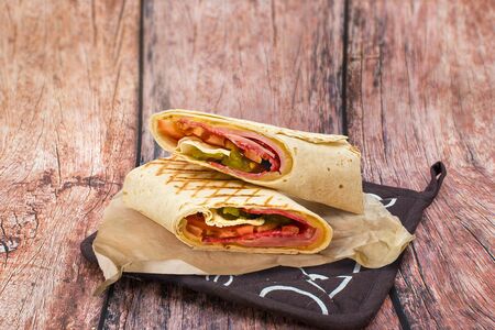 Ролл с салями, ветчиной и сыром чеддер