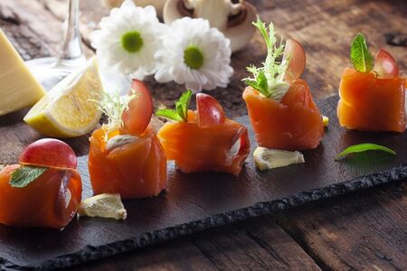 Рулетики из лосося 