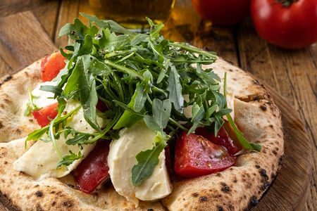 Фокачча с Моцареллой, помидорами и руколой