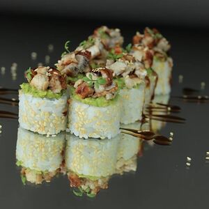 Ролл с тартаром из угря