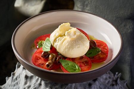 Буррата с томатами и страчателлой