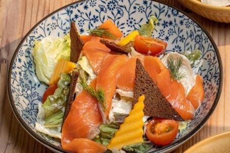 Салат с лососем и гренками