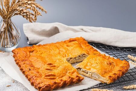 Пирог слоеный с курочкой и картофелем
