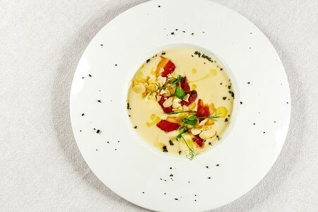 Суп-крем из топинамбура с копченой уткой