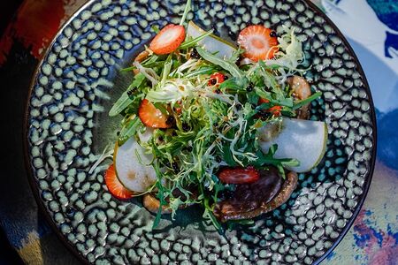 Салат с утиной грудкой и клубникой