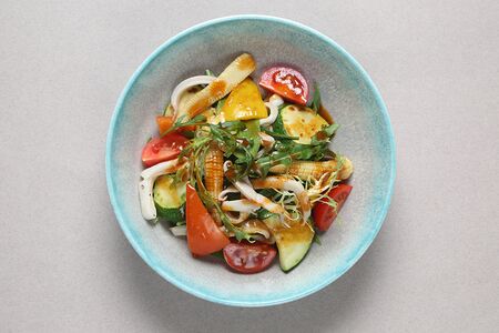 Тёплый салат с кальмаром