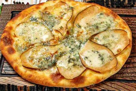 Хачапури с пикантным сыром и грушей