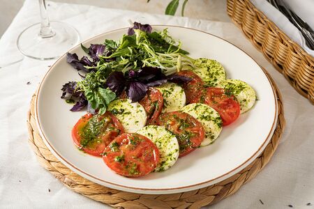 Салат с томатами, тархуном и имеретинским сыром