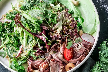 Салат с томленым телячьим краем в смокере 