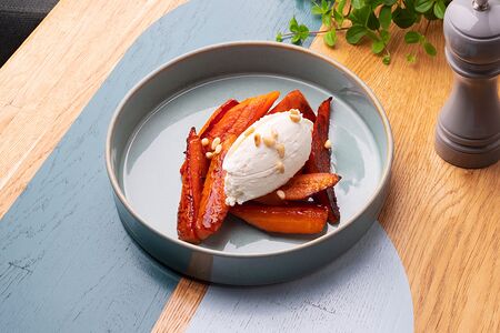 Печеная морковь с кремом из соленого сыра 