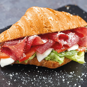 Круассан с вяленой говядиной