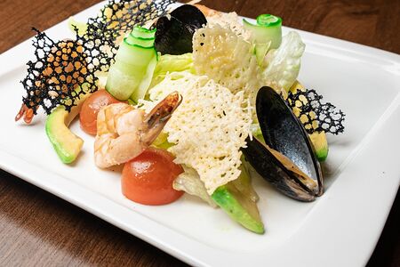 Салат с авокадо и креветками