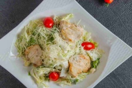 Салат Цезарь с курицей