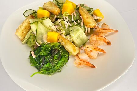 Салат с креветкой и манго