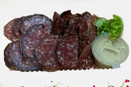 Колбасная нарезка с горчицей