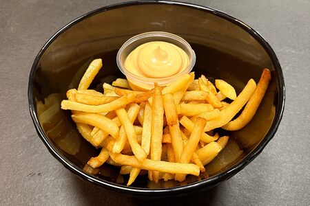 Картошка фри с соусом