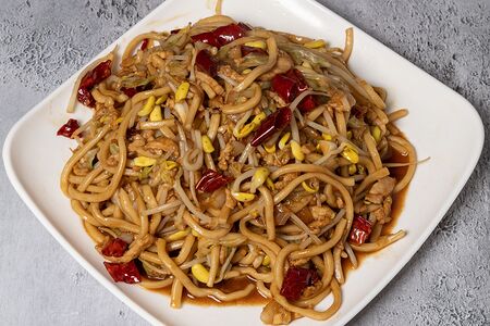 Острая жареная лапша со свининой