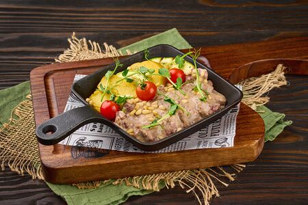 Медвежатина в сливочном соусе с белыми грибами и кедровыми орешками