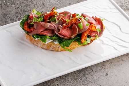 Брускетта с ростбифом, крем-чизом и вялеными томатами