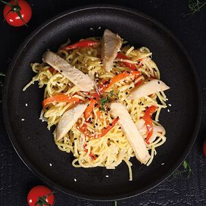 Яичная лапша с курицей в сливочном соусе