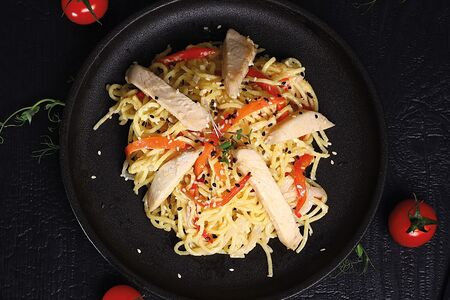 Яичная лапша с курицей в сливочном соусе