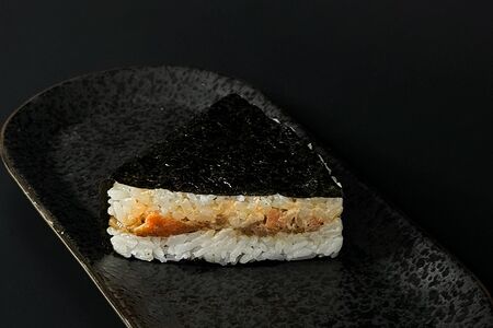 Онигири с лососем терияки