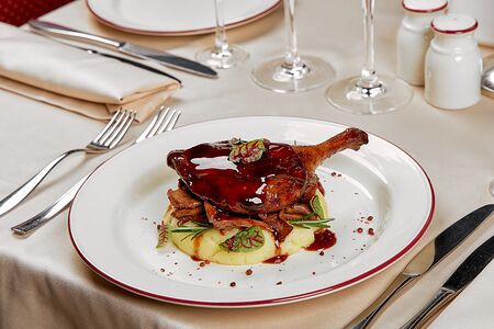 Утиная ножка с картофельным пюре и лисичками