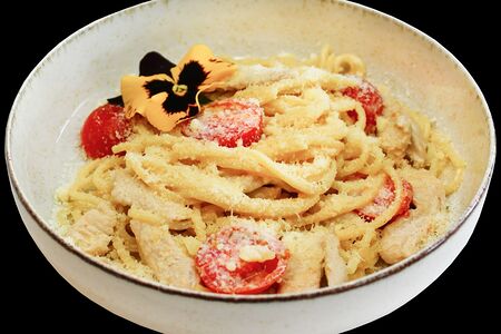 Паста с курицей и томатами