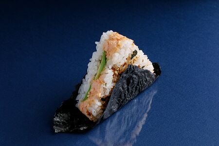 Онигири с креветкой