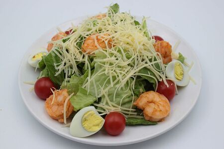 Салат Цезарь с креветками