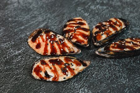 Мидии с рисом под сырным соусом