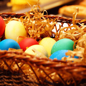 Яйцо варёное пасхальное крашеное