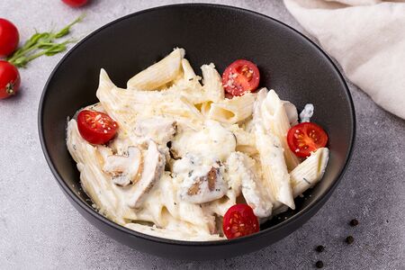 Пенне с курицей и грибами в сливках